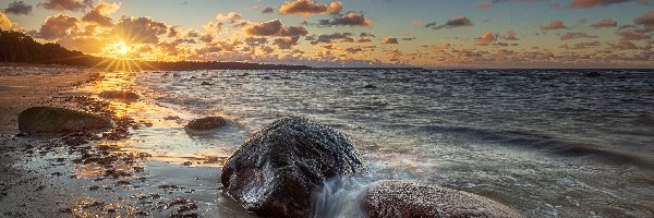 Morze, Plaża, Kamienie, Promienie słońca, Chmury