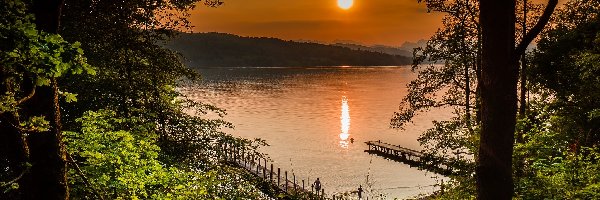 Jezioro Windermere, Kumbria, Drzewa, Pomosty, Lake District, Zatoka Rayrigg Wyke, Zachód słońca, Anglia