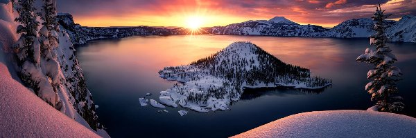 Stany Zjednoczone, Zima, Wyspa Czarodzieja, Jezioro Kraterowe, Park Narodowy Jeziora Kraterowego, Góry, Zachód Słońca, Śnieg, Stan Oregon