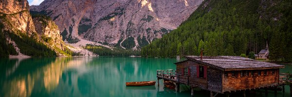 Drewniany, Góry, Jezioro Pragser Wildsee, Południowy Tyrol, Włochy, Drzewa, Łódki, Dolomity, Dom