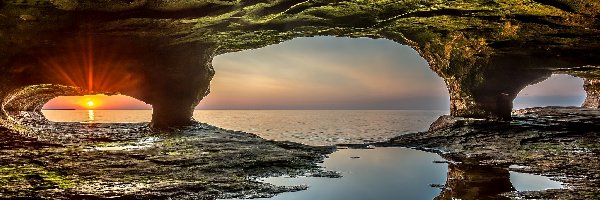 Promienie słońca, Skały, Stany Zjednoczone, Stan Michigan, Jaskinia, Park Narodowy Pictured Rocks National Lakeshore, Munising, Jezioro Lake Superior