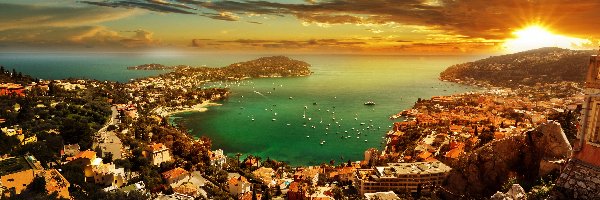 Wschód słońca, Morze Śródziemne, Budynki, Villefranche-sur-Mer, Francja, Statki, Chmury, Półwysep Cap Ferrat, Lazurowe Wybrzeże