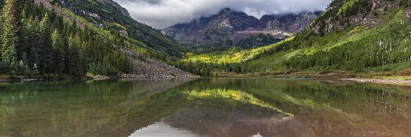 Stany Zjednoczone, Szczyty Maroon Bells, Drzewa, Góry Skaliste, Jezioro Maroon Lake, Stan Kolorado, Chmury