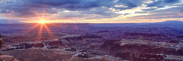 Stany Zjednoczone, Park Narodowy Canyonlands, Stan Utah, Promienie słońca, Kanion