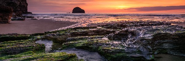 Glony, Trebarwith Strand, Morze Celtyckie, Kornwalia, Anglia, Skały, Zachód słońca