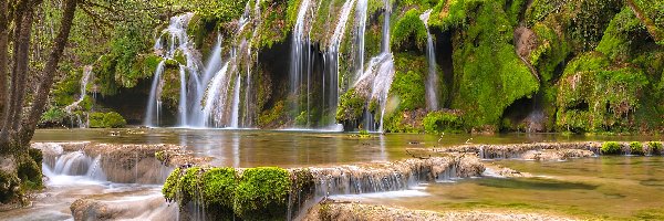 Wodospad, Miejscowość Baume Les Messieurs, Kaskada Cascades de tufs, Francja, Departament Jura