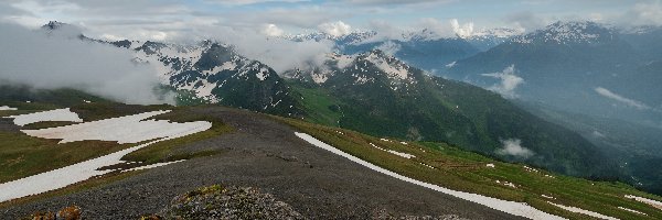 Doliny, Chmury, Śnieg, Szczyty, Góry, Mgła, Kamienie