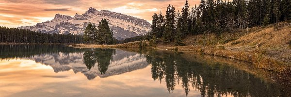 Kanada, Park Narodowy Banff, Prowincja Alberta, Góra Mount Rundle, Jezioro Two Jack Lake