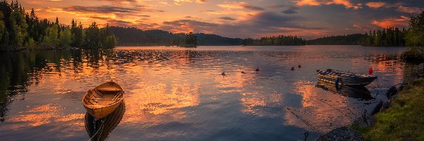 Łódki, Ringerike, Zachód słońca, Chmury, Jezioro, Brzeg, Drzewa, Norwegia