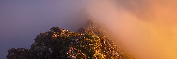 Norwegia, Góry, Wyspa Senja, Przebijające światło, Mgła