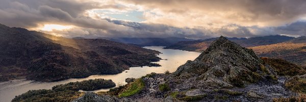 Szkocja, Jezioro Loch Lomond, Park Narodowy Loch Lomond and the Trossach, Zachód słońca, Skały
