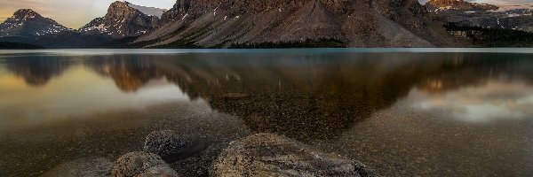 Jezioro Bow Lake, Góry, Odbicie, Kamienie, Góra Crowfoot Mountain, Prowincja Alberta, Kanada, Park Narodowy Banff