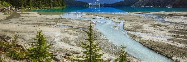 Hotel Chateau Lake Louise, Miejscowość Lake Louise, Park Narodowy Banff, Alberta, Kanada, Drzewa, Kamienie, Jezioro Lake Louise, Góry