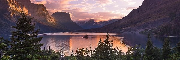 Jezioro Saint Mary Lake, Park Narodowy Glacier, Góry, Drzewa, Stan Montana, Stany Zjednoczone