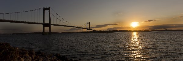 Most, zachód słońca