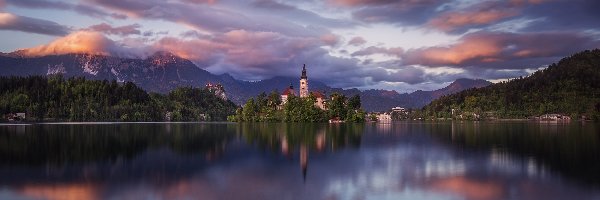 Odbicie, Wyspa Blejski Otok, Kościół Zwiastowania Marii Panny, Jezioro Bled, Słowenia, Chmury, Góry