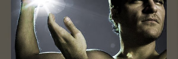 ręce, twarz, Joaquin Phoenix