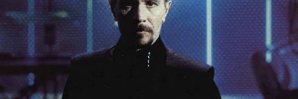 czarny strój, Gary Oldman