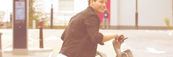 One Direction, Louis Tomlinson