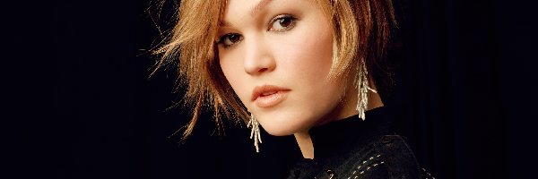 kolczyki, Julia Stiles, spojrzenie