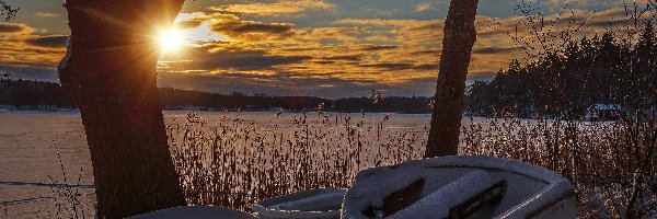 Jezioro, Śnieg, Łódki, Drzewa, Zima, Zachód słońca