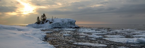 Wysepka Hollow Rock, Stan Minnesota, Drzewa, Skała, Jezioro Górne, Zima, Śnieg, Stany Zjednoczone