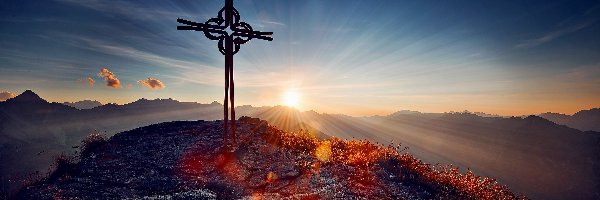 Krzyż, Wschód słońca, Góry