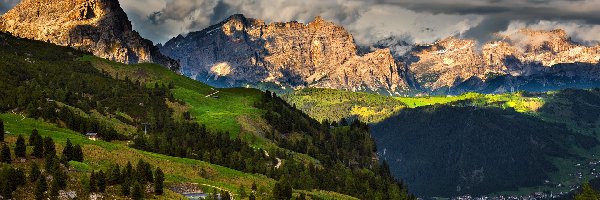 Chmury, Dolomity, Drzewa, Góry, Włochy, Domy, Drogi