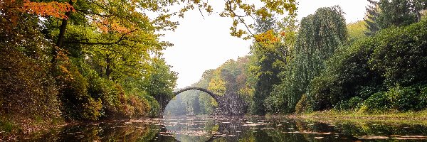 Kamienny, Jezioro Rakotz, Niemcy, Saksonia, Drzewa, Most łukowy, Odbicie, Park Rododendronów Kromlau