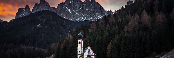 Masyw Odle, Las, Włochy, Zachód słońca, Dolina Val di Funes, Góry, Dolomity, Kościół św. Jana
