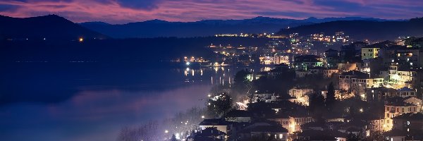 Domy, Oświetlone, Zmierzch, Góry, Jezioro Kastoria, Grecja, Macedonia Zachodnia, Zachód słońca, Kastoria