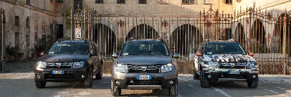 Trzy, Dacia Duster I, Samochody, Budynek, Brama