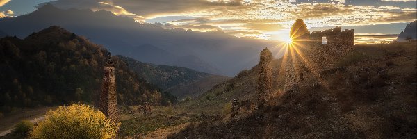 Wieże obronne, Kaukaz, Rosja, Republika Inguszetii, Ruiny, Promienie słońca, Chmury, Góry