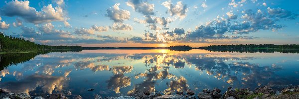 Chmury, Niebo, Kamienie, Wschód słońca, Jezioro Kiantajarvi, Finlandia, Gmina Suomussalmi, Brzeg, Odbicie