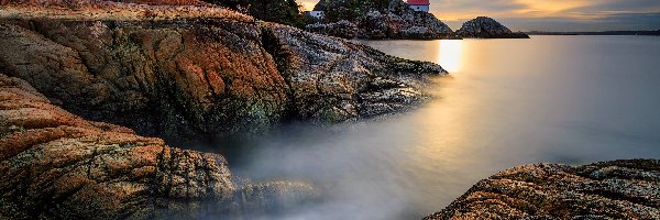 Kanada, Wschód słońca, Latarnia morska Point Atkinson, Drzewa, Skały, Vancouver, Cieśnina Strait of Georgia