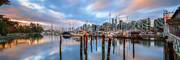 Wschód słońca, Stanley Park Marina, Chmury, Klub jachtowy, Kanada, Żaglówki, Wieżowce, Vancouver, Jachty, Przystań, Prowincja Kolumbia Brytyjska