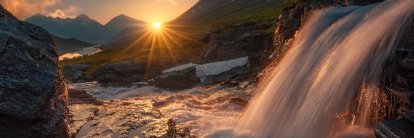 Promienie słońca, Okręg More og Romsdal, Kamienie, Rzeka, Dolina Romsdalen, Góry, Wodospad, Norwegia