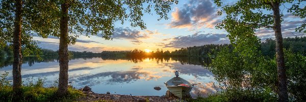 Rzeka Oulujoki, Łódka, Zachód słońca, Drzewa, Finlandia, Oulu