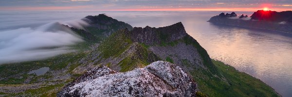 Skały, Morze, Norwegia, Wyspa Senja, Góry, Szczyt Husfjellet, Mgła, Wschód słońca