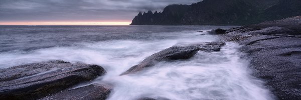 Wyspa Senja, Chmury, Tungeneset, Norwegia, Skały, Morze