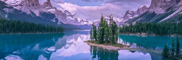 Kanada, Jezioro Maligne, Drzewa, Góry, Park Narodowy Jasper, Alberta, Chmury