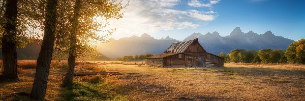 Wschód słońca, Drzewa, Dom, Góry, Park Narodowy Grand Teton, Stany Zjednoczone, Stan Wyoming, Stodoła, Chmury