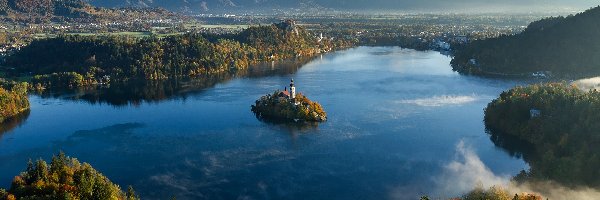 Słowenia, Alpy Julijskie, Jezioro Bled, Góry, Wyspa Blejski Otok, Drzewa, Lasy