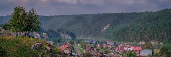 Rzeka, Wieś Kyn, Rosja, Kraj Permski, Domy, Drzewa, Tęcza, Wzgórza