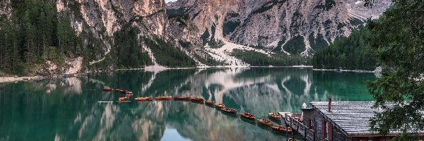 Drzewa, Góry Dolomity, Region Trydent-Górna Adyga, Południowy Tyrol, Włochy, Łódki, Dom, Jezioro Pragser Wildsee, Drewniany