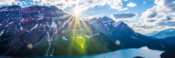 Promienie słońca, Chmury, Las, Park Narodowy Banff, Jezioro Peyto, Kanada, Prowincja Alberta, Niebo, Góry