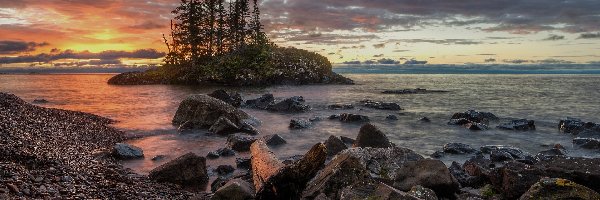 Zachód słońca, Kamienie, Wysepka, Jezioro górne, Jezioro Lake Superior, Stany Zjednoczone, Minnesota, Drzewa, Cook