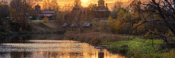 Drzewa, Jesień, Rosja, Obwód włodzimierski, Cerkiew, Rzeka Kamienka, Suzdal, Zachód słońca