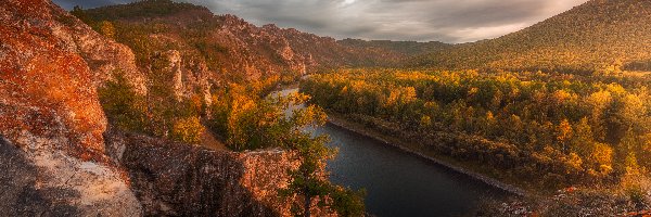 Rzeka Jenisej, Góry, Rosja, Republika Chakasja, Skały, Drzewa, Syberia, Jesień