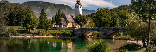 Jezioro Bohinj, Kościół św. Jana, Most, Drzewa, Gmina Bohinj, Słowenia